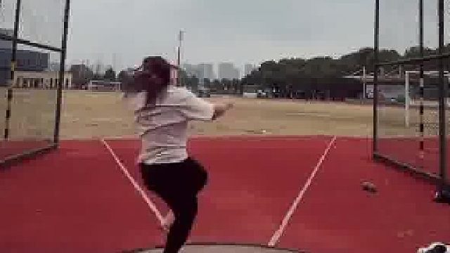 女生拍视频记录掷铁饼，单手用力一扔飞出数十米远​