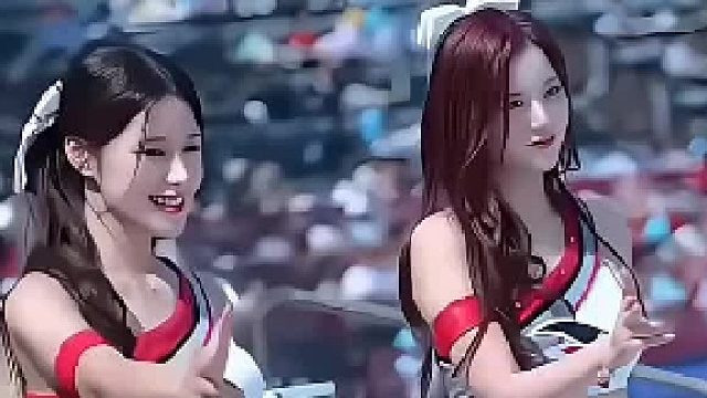 别眨眼！红发小姐姐那个回眸真的会谢，太甜了。