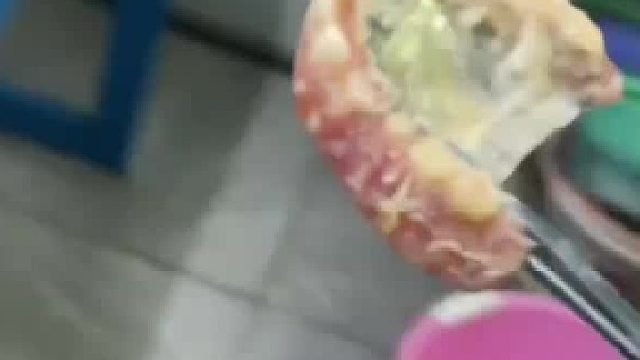殡葬师傅将去世老人的假牙进行清洗，因难以忍受异味师傅一直在干呕