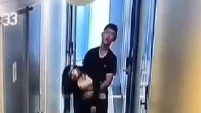独自在酒吧醉酒不省人事，多名男子把女子的衣物捡起将其抬进房间