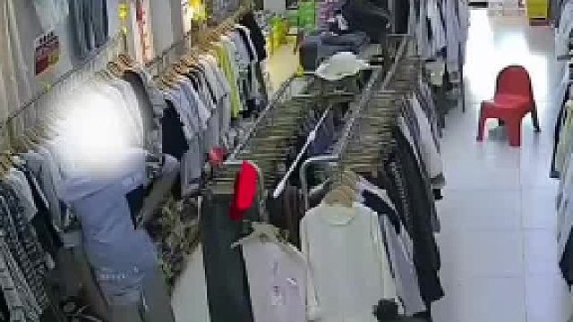服装店偷摸女子被发现，竟狠扑上前摸完后逃跑。