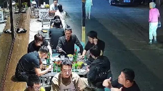 两桌男子同时被性感美女吸引，妻子当场吃醋摔筷走人，网友：这眼神是没收住，回去得跪搓衣板了！