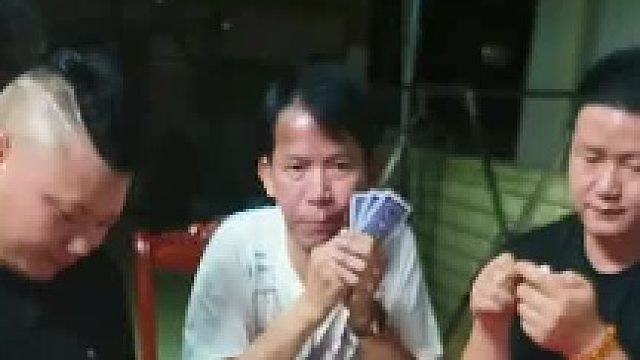 你等哈啊，我去拿下刀