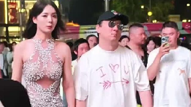偶遇王思聪带大长腿美女逛街，聪哥这墨镜一戴气质拿捏的死死的！