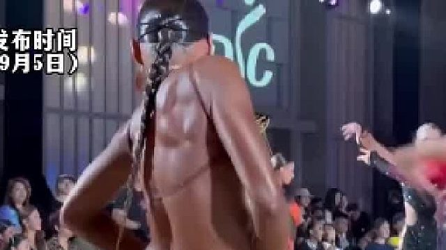 网友拍到跳国际舞女生的后背像，“巧克力”一般丝滑，网友一股野性美想到了一头豹子