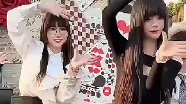 左边的第二个穿白色衣服的那个叫什么呀