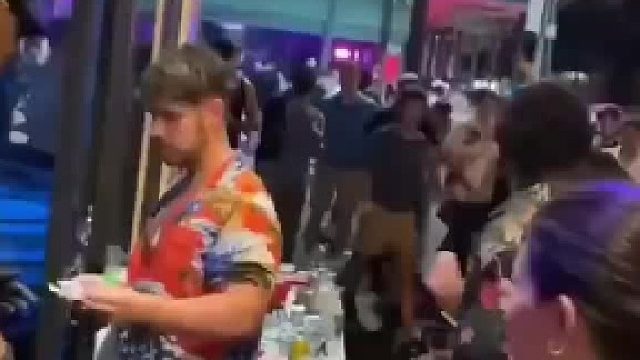 做人别太嚣张，酒吧门口挑衅安保，瞬间就被现场收拾