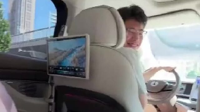 女子晒出自己不靠谱的老公，回家路上非要接个坐顺风车的，没想到人上车直接把遮阳伞支棱起来了