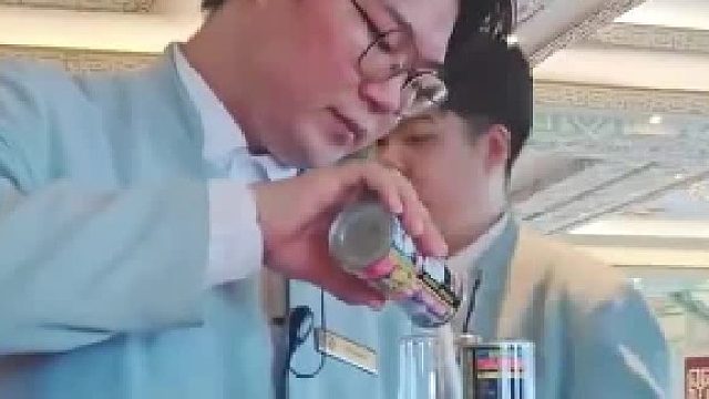 上海和平饭店一杯椰汁50元，服务员当面倒入罐装椰汁，饭店：可乐椰汁雪碧都是50元一罐​