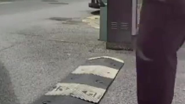 特斯拉维修后大灯有色差，车主不认可拒签保险确认书