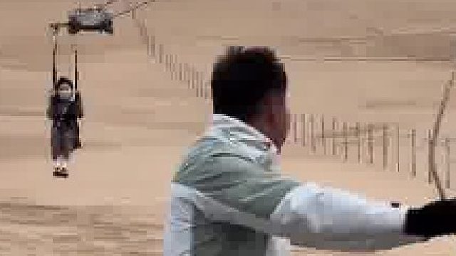 女子在沙漠里玩“沙漠飞人”，没想到鞋被颠掉了