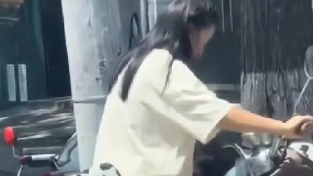 大爷好心帮推车，结果车翻了