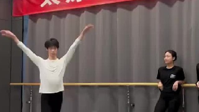 女孩子看着动作轻飘飘的