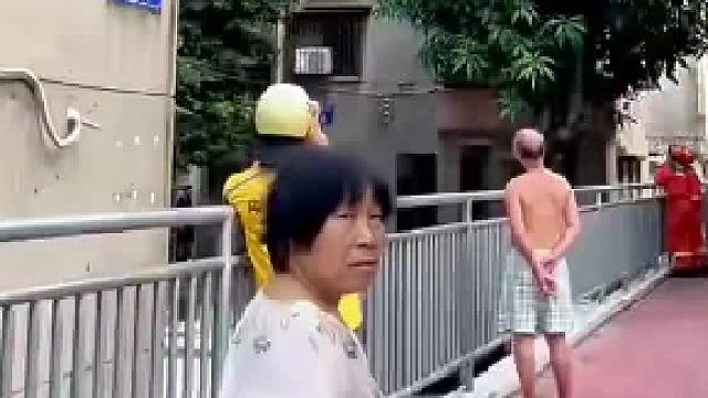 我去，都把人逼得爬到这个外面查男方手机，在屋里岂不是拼死拼活去抢她手里的手机啊手