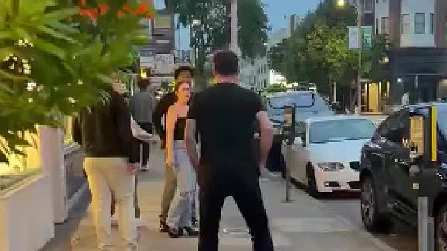 一个白人男子在黑人男子面前说出N字