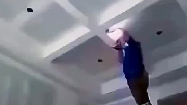 刷墙时工具掉在地上