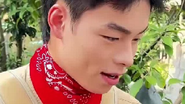 夏日奔赴中华恐龙园游玩，女生问恐龙饲养员，小恐龙喜欢吃方便面吗