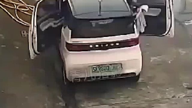 笑死！前脚刚说出去浪，后脚车自己先溜为敬