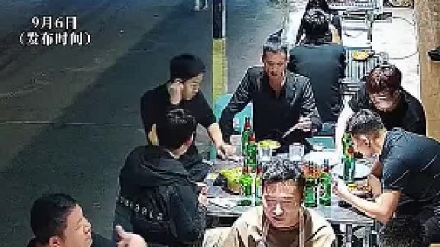 一位美女经过饭馆引人侧目，结果发生戏剧性一幕！
