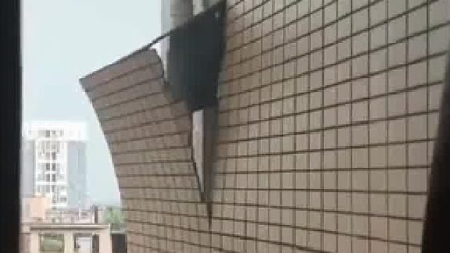 楼房外墙大片瓷砖向外翘起，高空存在坠物风险