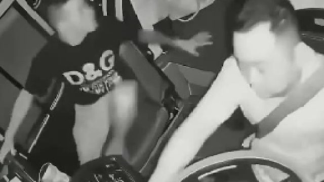 高速行驶中途大巴失控为保命全部往后躲司机也跟着跑了最后又返回继续操控车辆将车子停了下来​