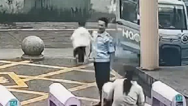 小孩因太想妈妈一个人溜出学校，走了40分钟跑回家