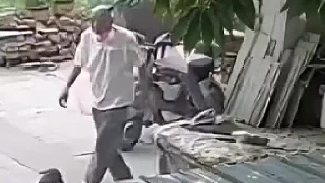 九十七岁耳聪目明还能骑三轮车，却被小狗绊了一跤，让人揪心！
