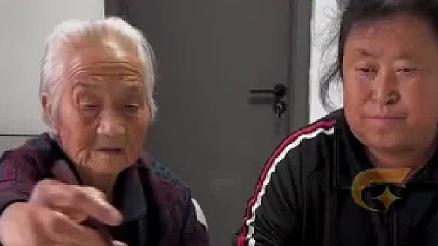 媳妇嫌婆婆夹饼太慢主动帮忙 引得婆婆不满婆婆：你干啥！网友：儿媳妇要是不主动夹 老奶奶筷子能挨个都试。