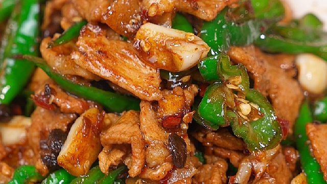 辣椒炒肉想要肉片滑嫩不柴，辣椒干香还有酱味，学这个方法
