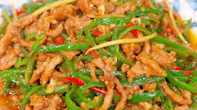 猛火快炒，肉丝滑嫩不柴，一锅成菜，青椒清香十足