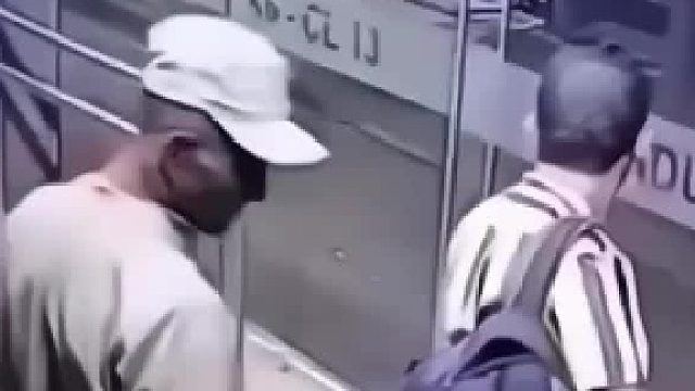 被人后面抱住怎么办