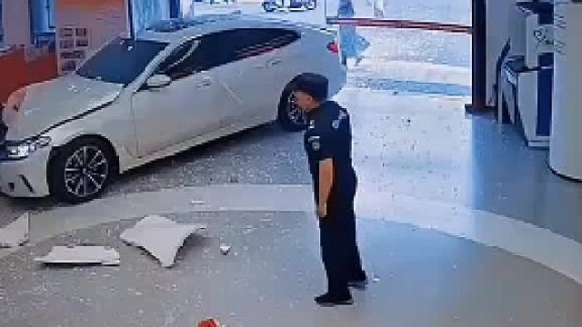 女司机操作失误，结局悲催了！