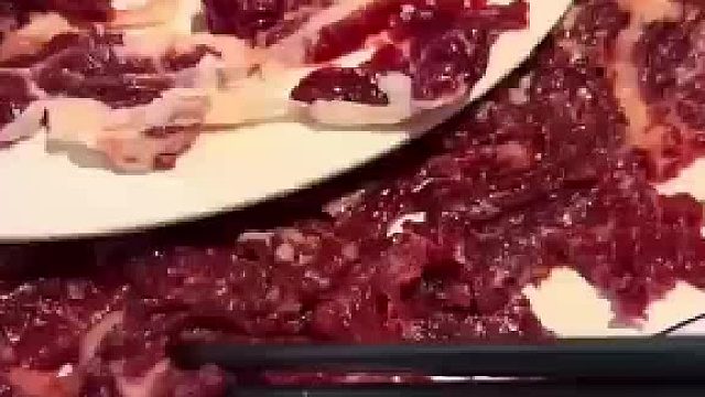 情侣约会吃潮汕牛肉 女生烫了一下被男友说老了男友给她演示