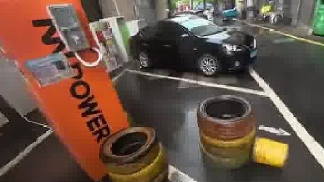 外卖小哥雨天去给电动车换电池，结果整个柜子都漏电反复被电到