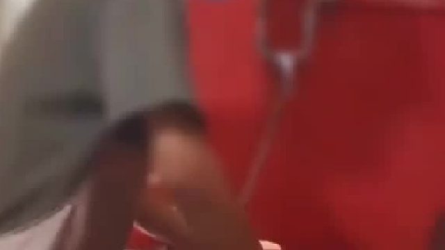 一直质问宠物店男子，给给狗洗澡的水是热的吗