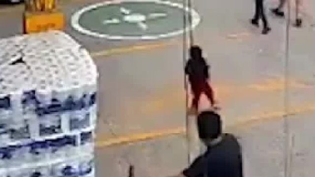 这大人也太不懂事了，完事转身就走了，连句谢谢都没有。