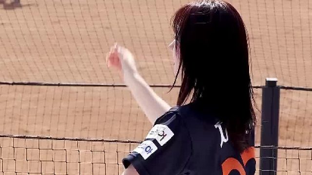 球场上的女运动员们太飒了
