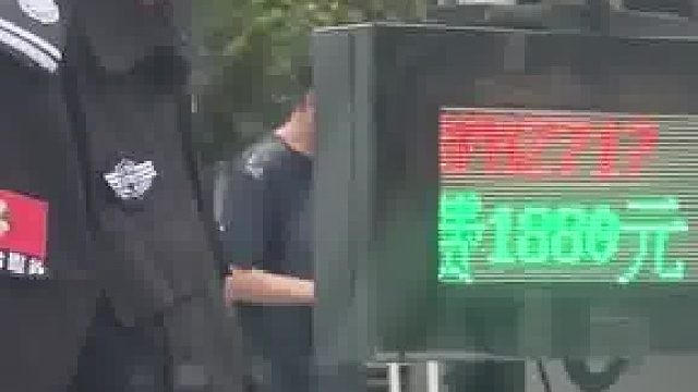 男子进停车场到出来只有两分钟，没想到收费这么多