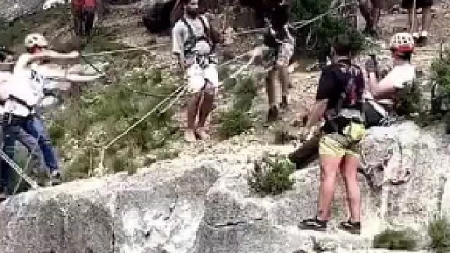 男子在悬崖边蹦极，让人为他捏了一把冷汗