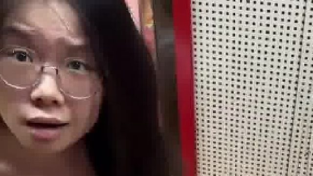 手机没电了，想借个充电宝，结果……​