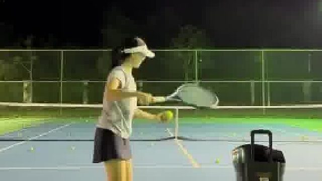 女生在认真练习打网球，结果没想到突然打到了一只蝙蝠​