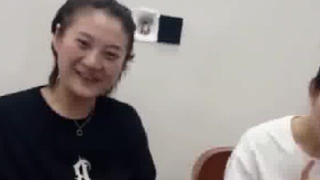 女子和闺蜜一起聚餐，结果面前没筷子，女子直接上手抓饭