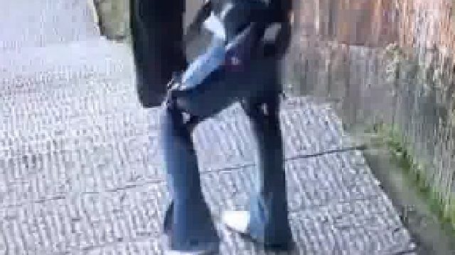 女子使用外骨骼助力机器人爬山，在平地的时候被迫原地踏步，根本停不下来​