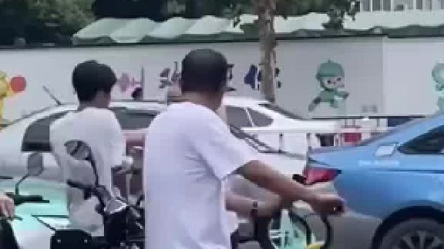 当街殴打女友，大哥挺身而出救下女孩，大哥想到自己女儿