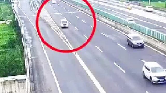 惊险一刻！高速公路掉头逆行，这司机太离谱了