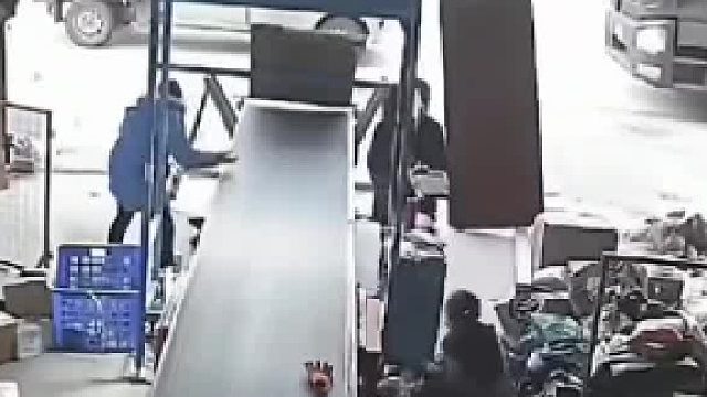 手套掉落在传送带夹缝中，女子去捡时胳膊直接被传送带吸进去，网友：骨头应该碎了都听到声音了