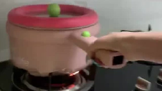 这一幕你见过吗_女子晒出自己的粉色小锅居然被烧融化了，网友：姐妹这是电锅啊，电锅，那么大的插孔你拿去火烧_