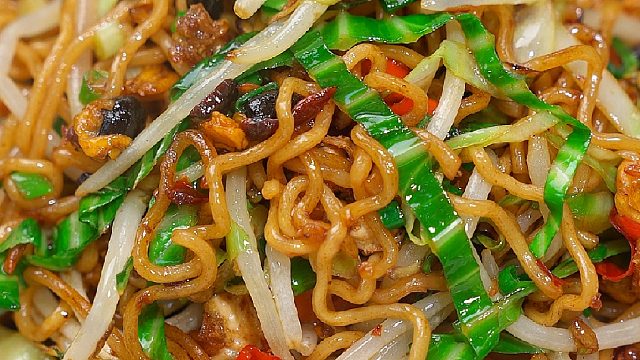 泡面想要炒出来不粘锅还干香劲道又入味，这几个步骤要记住了