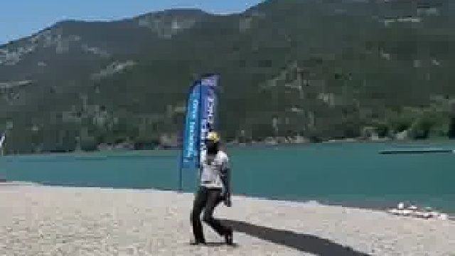 看滑翔伞上的logo就知道不简单，是个置生死于度外的狠家伙
