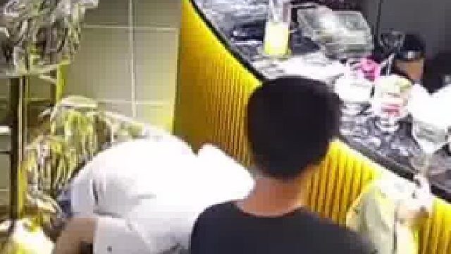 女子喝醉坐吧台高脚凳，结果一头栽倒摔下地，凳子摔坏赔了店家1380元​